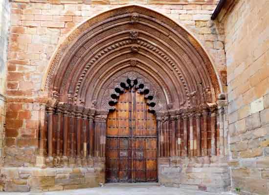 Cirauqui. Il raro portale della iglesia de San Román