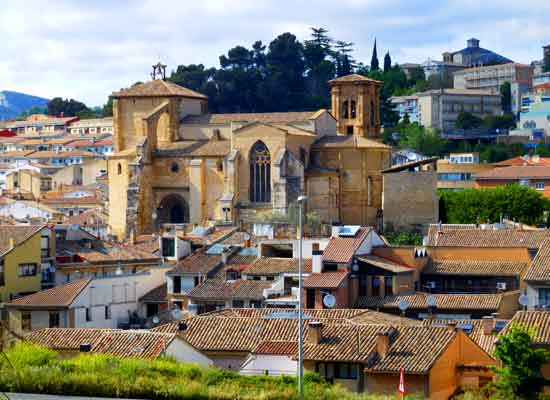 Estella. Vista sulla cittadina con la iglesia de San Miguel