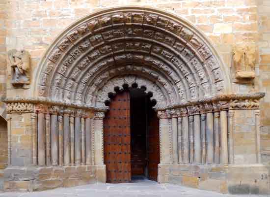 Puente la Reina. Il portale della iglesia de Santiago