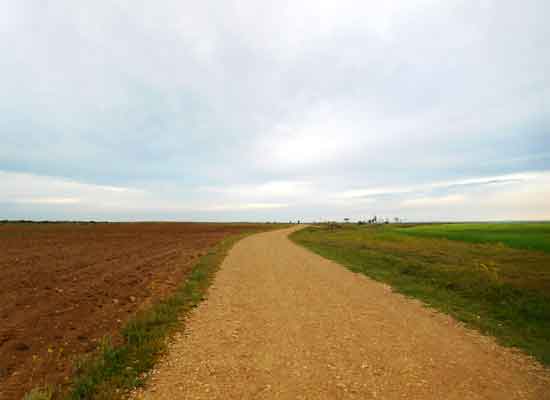 La struggente desolazione della meseta dopo l'Alto de Mostelares