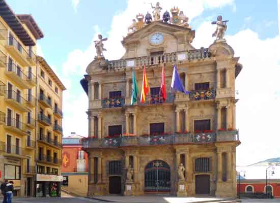 Pamplona. Il palazzo dell’ayuntamiento nella centralissima plaza Consistorial