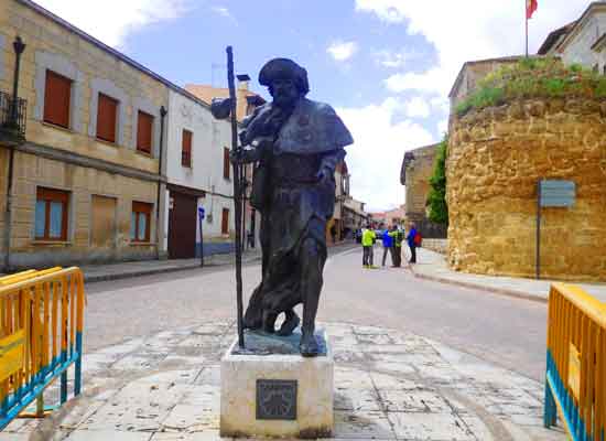 Carrión de los Condes. Pellegrino d'altri tempi rappresentato all'ingresso del paese