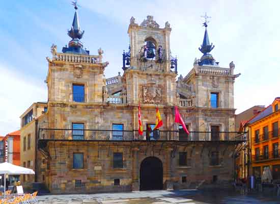 Astorga. Il palazzo comunale nella plaza Mayor