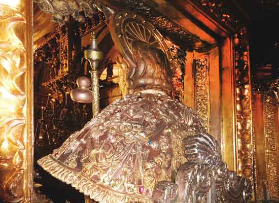 Le spalle del busto argenteo di Santiago nella cattedrale